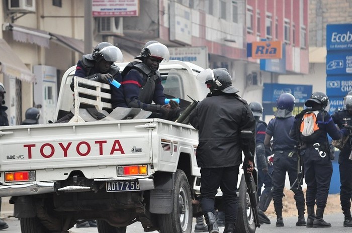 Manifestation contre l'homosexualité: un policier gifle son collègue