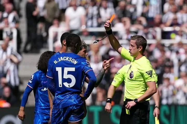 Chelsea sombre à Newcastle : Nicolas Jackson voit rouge, les Blues coulent