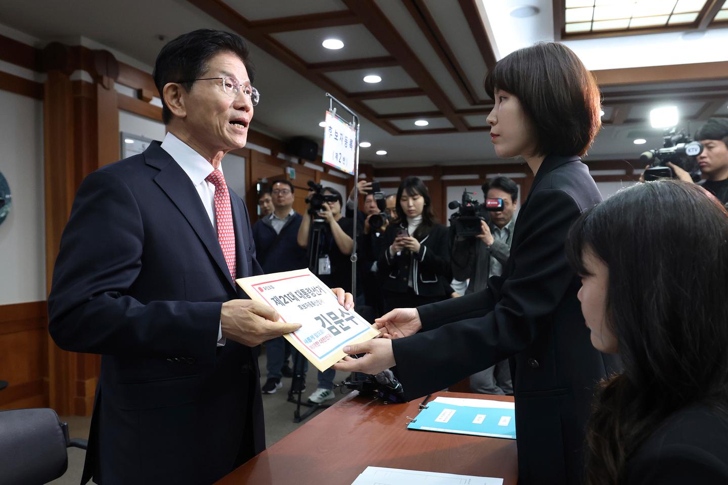 La Corée du Sud lance officiellement la campagne présidentielle, à trois semaines du scrutin