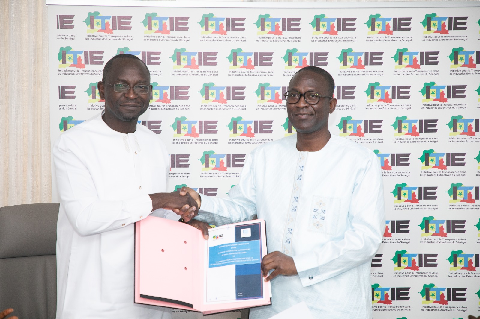 Une manne de plus de 225 milliards FCFA pour l’État : le CN-ITIE et l’ANSD unissent leurs forces pour renforcer la transparence