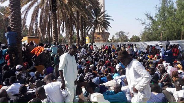 Images: les mourides assiègent la place de l'Obélisque 