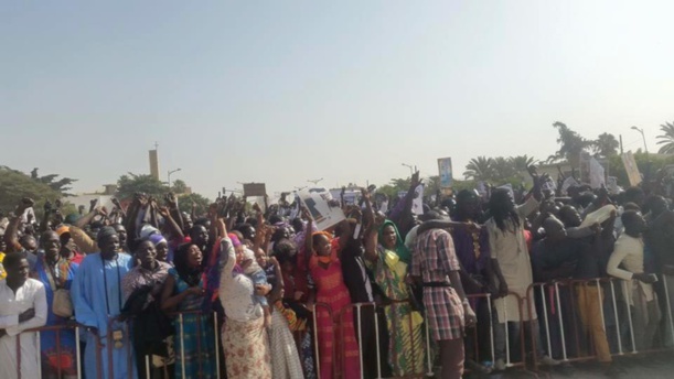 Images: les mourides assiègent la place de l'Obélisque 