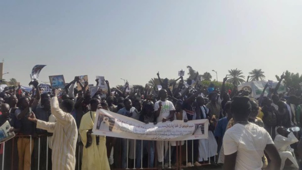 Images: les mourides assiègent la place de l'Obélisque 
