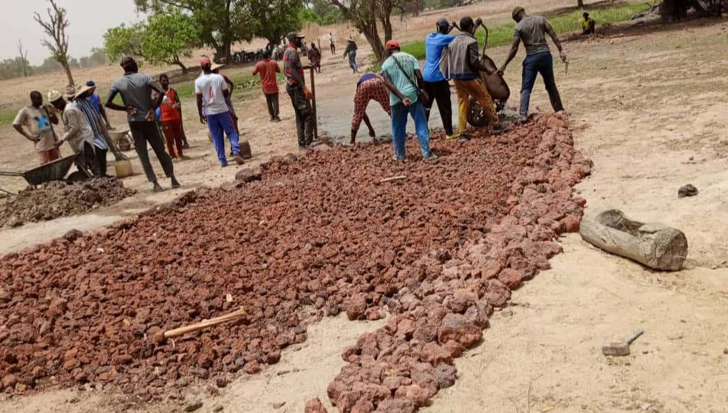 ​Médina Yoro Foulah : un radier en construction par les villageois entre Kibassa et Sourouyel pour anticiper la saison des pluies