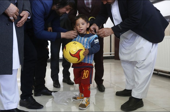 Enfin un vrai maillot pour le petit Murtaza