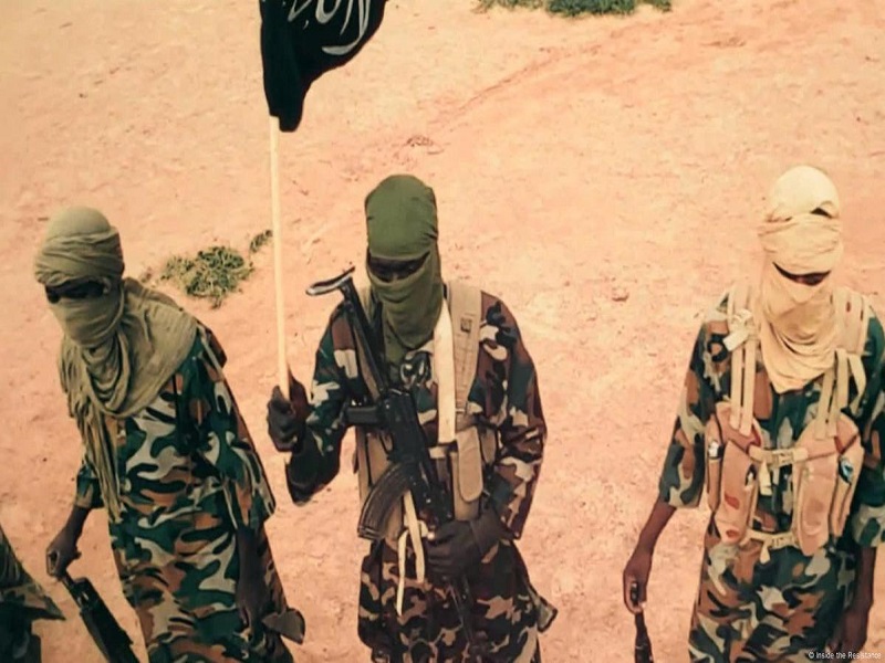 Au Mali, des djihadistes présumés attaquent des positions de l’armée dans sept villes