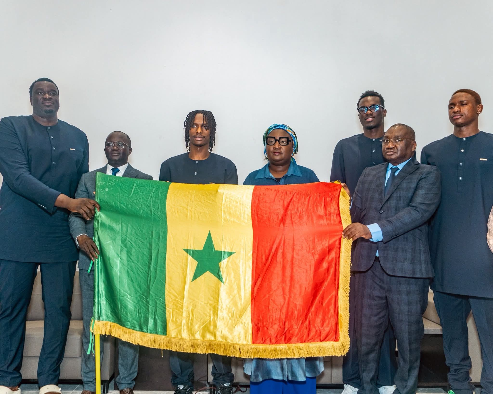 Remise de drapeau : la ministre des Sports affiche sa confiance envers les « Lions » à l’Afrobasket 2025