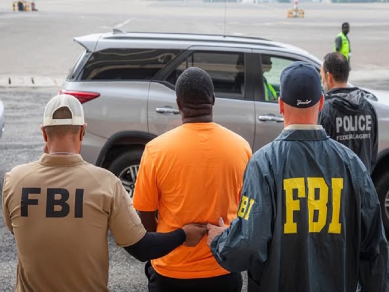 Arnaques sentimentales: le FBI arrête trois Ghanéens et les extrade vers les États-Unis