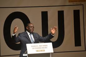 Macky dégaine pour le «Oui»: 1,800 milliard pour les comités électoraux de Benno