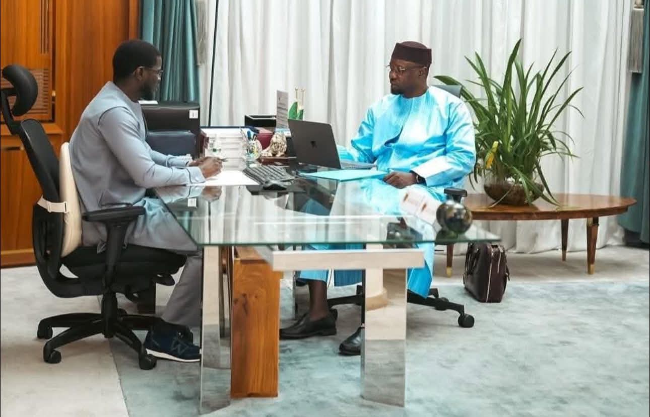 Dans les coulisses d’un remaniement, une image fondatrice, par Adama Sow