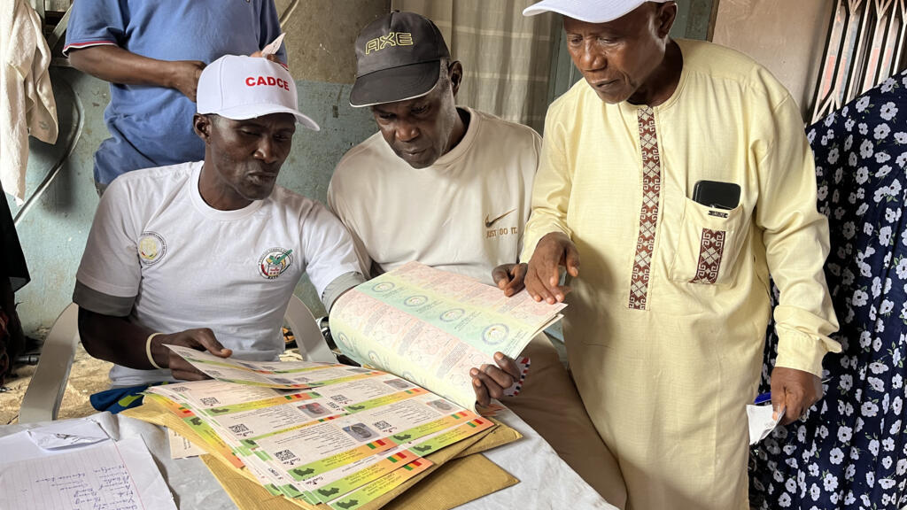 Guinée: distribution des cartes d'électeurs en vue du référendum constitutionnel du 21 septembre