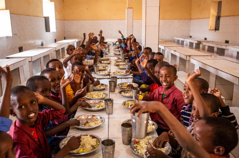 PAM : 20 millions d’enfants de plus qu’en 2022 reçoivent des repas scolaires en Afrique subsaharienne