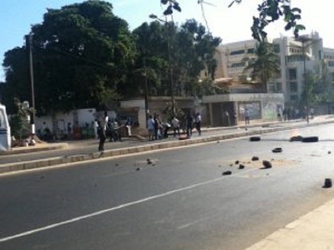 Tension sur l'avenue Cheikh Anta Diop: affrontements entre forces de l’ordre et étudiants de la FASTEF