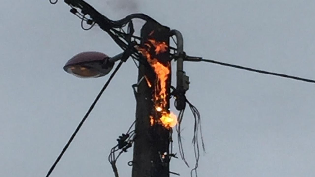 Keur Ndiaye Lô : un poteau électrique prend feu en pleine pluie
