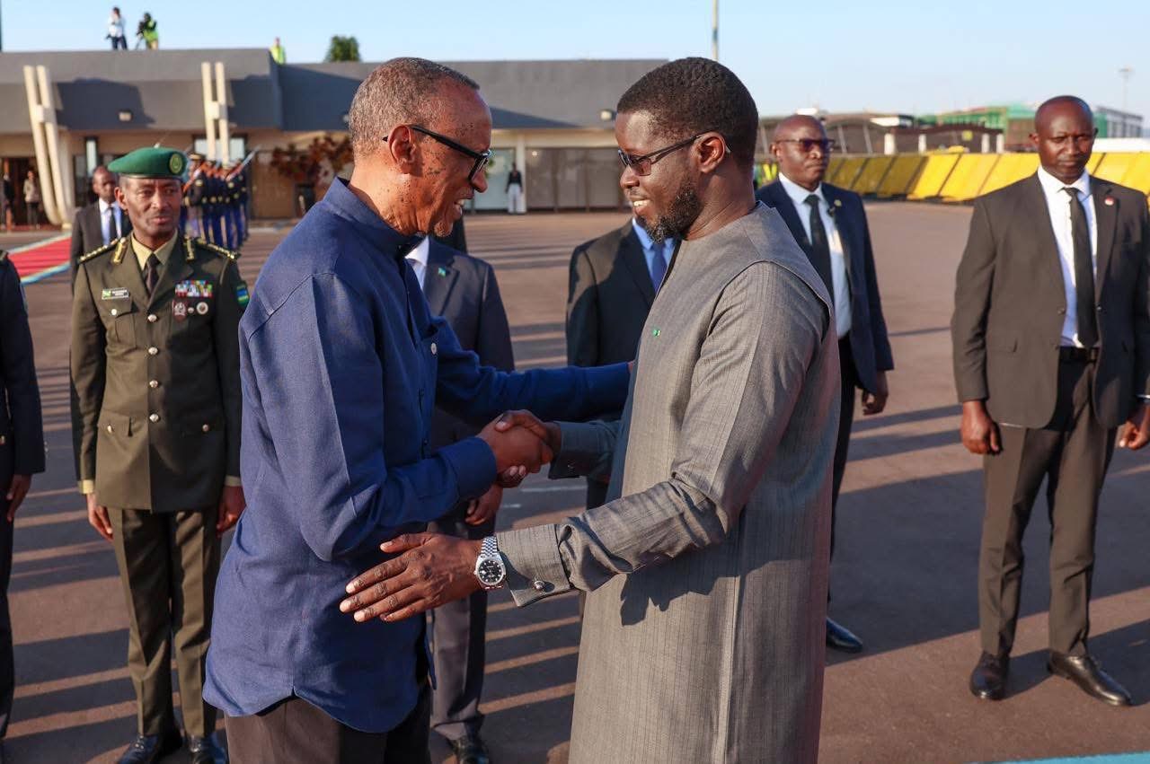 Le Président Bassirou Diomaye Faye accueilli à Kigali par Paul Kagame pour une visite officielle