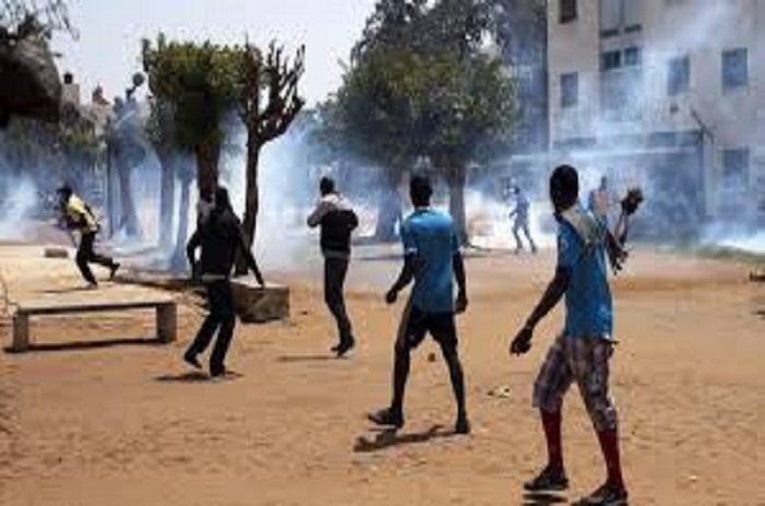Affrontement à l’UCAD: les étudiants font face aux policiers à coups de pierres