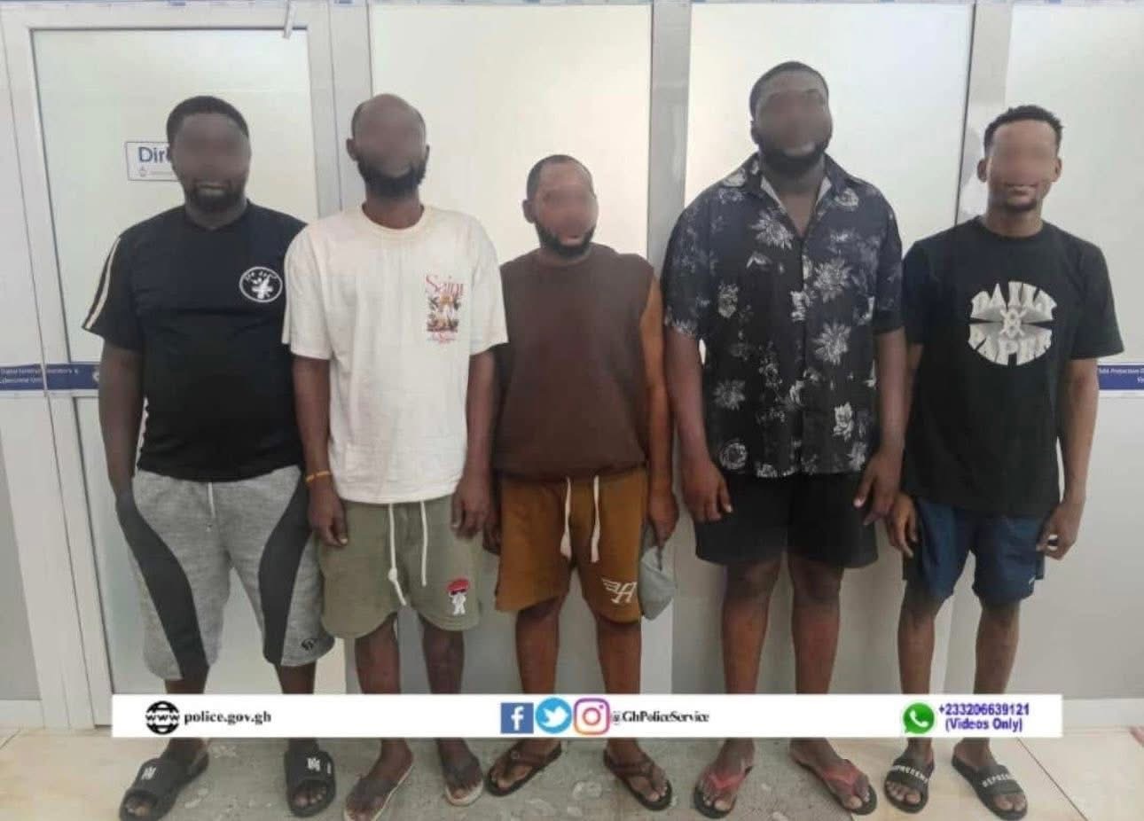 Ghana : cinq suspects arrêtés et cinquante-sept Nigérians sauvés d’un réseau de traite et de cybercriminalité