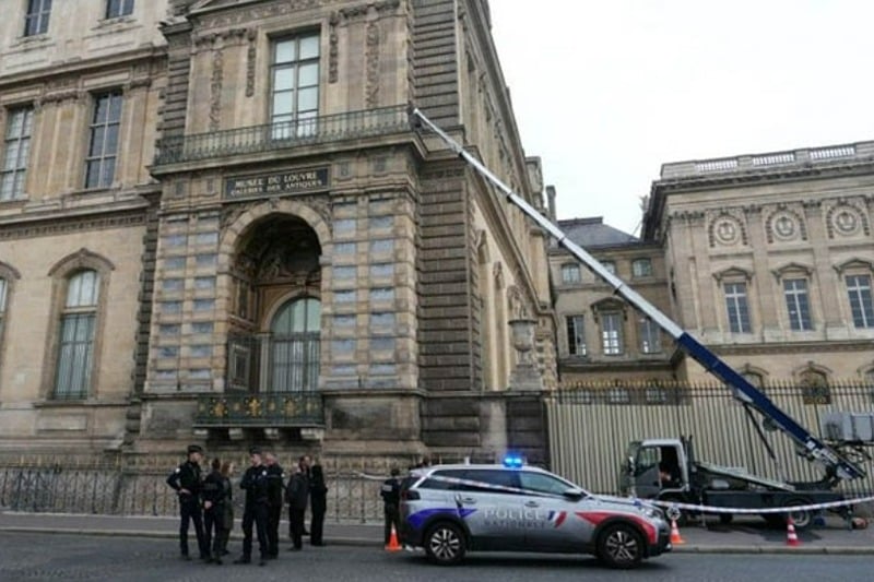 Cambriolage au musée du Louvre: deux hommes placés en garde à vue