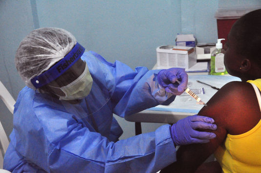 Guinée : un-vaccin contre Ebola administré à 800 personnes