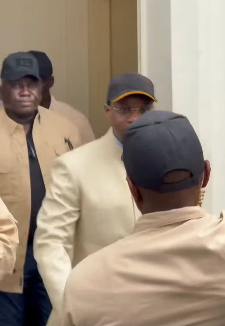 Évanouissements, cortège bondé et feux d’artifice : l’arrivée mouvementée d’Ousmane Sonko au parking LSS