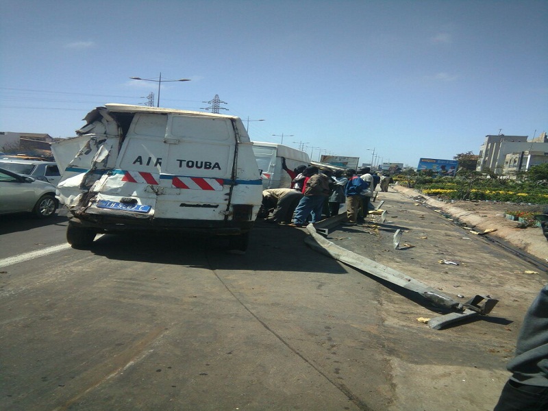 Accident sur l’autoroute : Un camion frigorifique s’est renversé à hauteur de l’école Mariama Niass