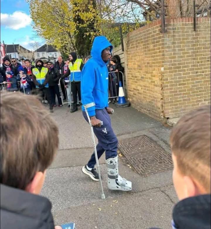 Blessure inquiétante : Ismaïla Sarr sort en attelle et en béquilles