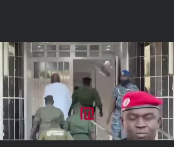 Farba Ngom au PJF : arrivé en ambulance, le site barricadé sous haute sécurité