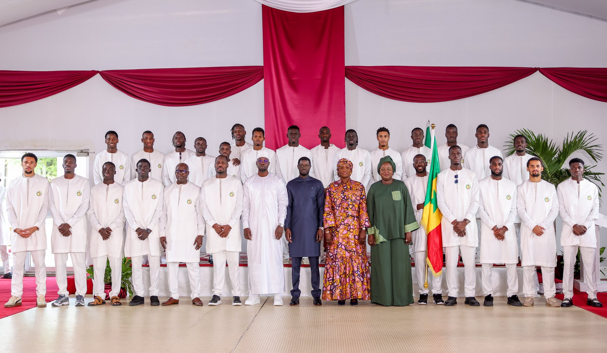 CAN 2025 : le Président Diomaye Faye remet le drapeau aux "Lions" et fixe l’objectif de la deuxième étoile