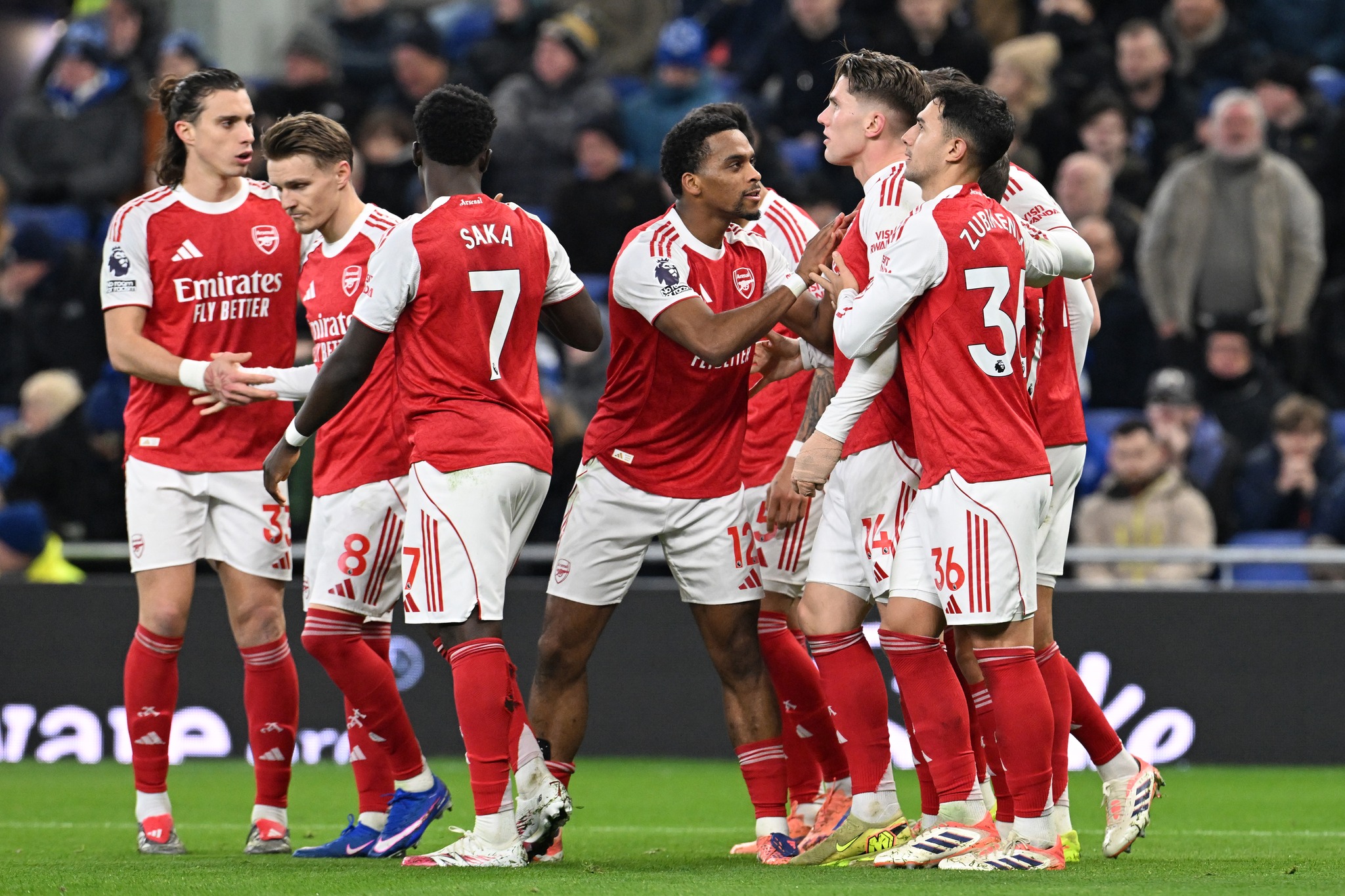 Premier League : Arsenal enchaîne contre Everton et reste leader, Leeds écrase Crystal Palace