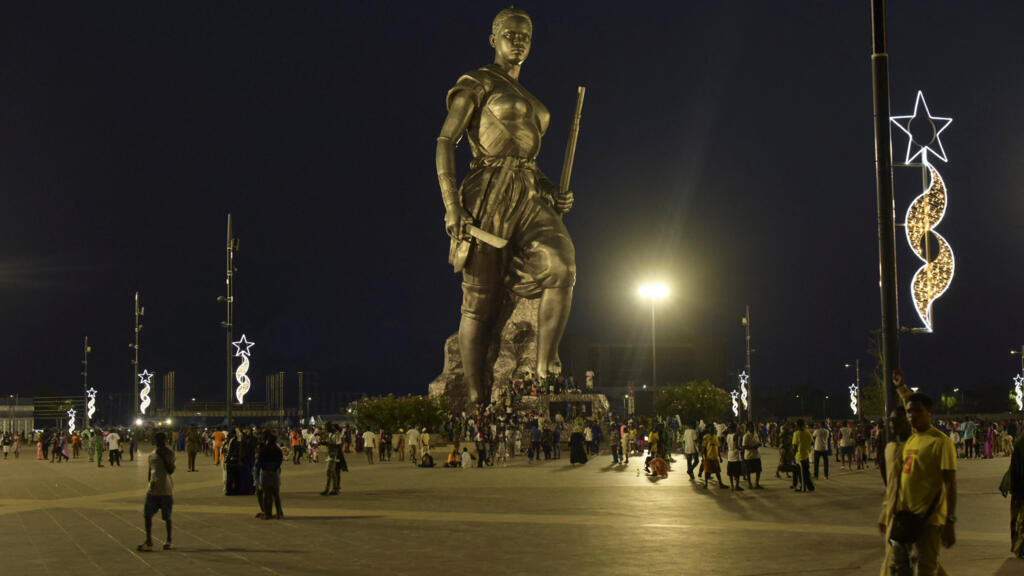 Bénin: un mois après la tentative de putsch, la vie a repris son cours et l'enquête avance lentement