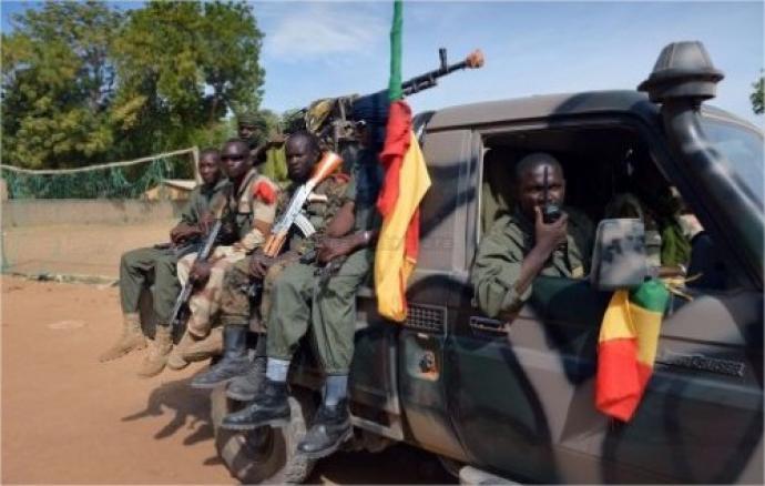 Des militaires suspendus pour vol d’armes au Mali