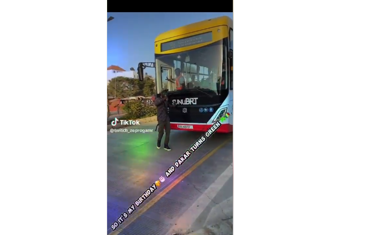 Dakar : L’incroyable toupet d’un individu qui prend le BRT pour son studio privé.