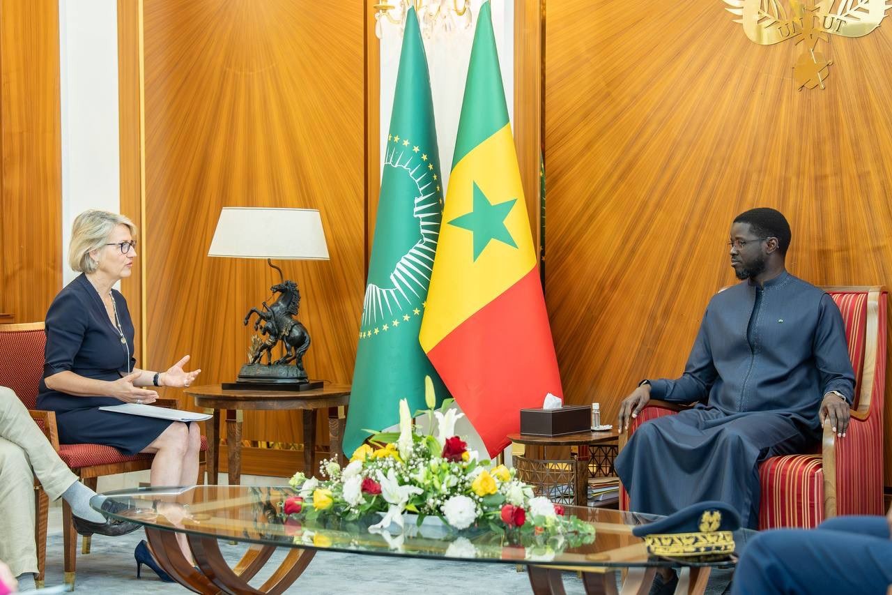 Diplomatie : le Président Bassirou Diomaye Faye reçoit la Directrice Générale d’Air France