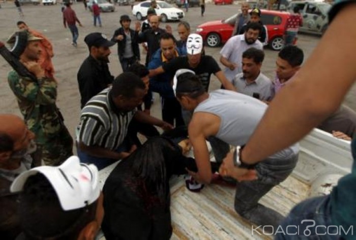Libye: Tirs d'obus sur des manifestants à Benghazi, Cinq morts et 11 blessés