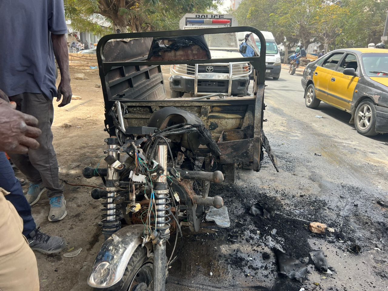 Avenue Bourguiba de Dakar : un véhicule, un moto tricycle et un groupe électrogène calcinés par des manifestants