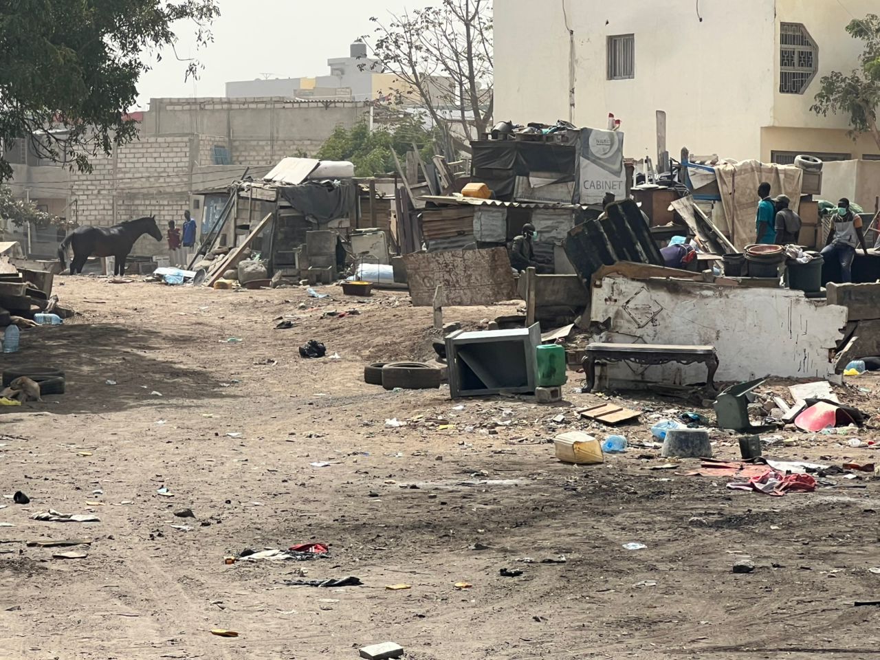 Avenue Bourguiba de Dakar : un véhicule, un moto tricycle et un groupe électrogène calcinés par des manifestants