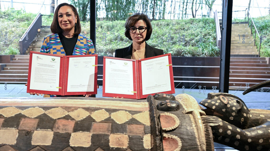 Le tambour parleur Djidji Ayôkwé a été restitué par la France à la Côte d’Ivoire Le tambour parleur Djidji Ayôkwé a été restitué par la France à la Côte d’Ivoire