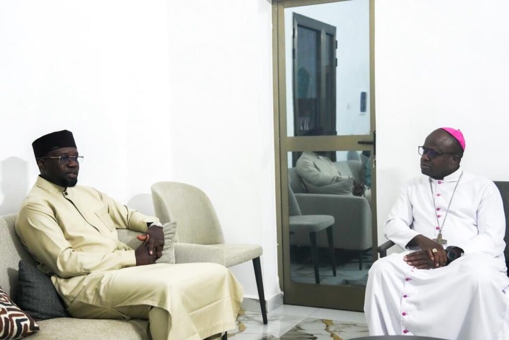 Ziguinchor : Ousmane Sonko rend une visite de courtoisie à Monseigneur Jean Baptiste Valter Manga