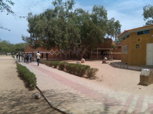 UGB - Des gendarmes devant le campus social et les restaurants universitaires