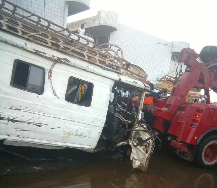 DERNIÈRE MINUTE : Un accident sur l'autoroute Malick Sy fait une dizaine de morts et 42 blessés graves 
