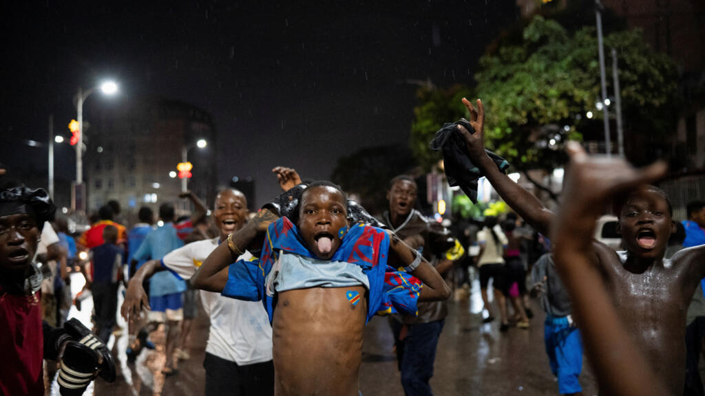 RDC: dans les rues de Kinshasa, du stress à l'effusion de joie après la victoire des Léopards