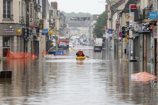 Inondations : un mort en Seine-et-Marne, 12 départements toujours en vigilance orange