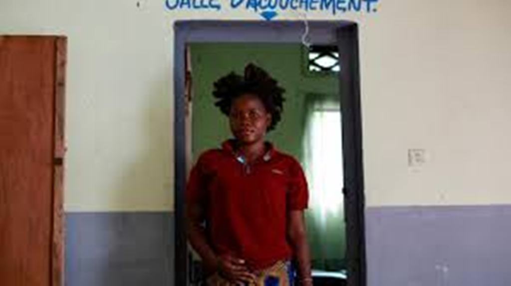 RDC: la vidéo d'une femme maltraitée par un médecin met en lumière la normalisation des violences obstétricales