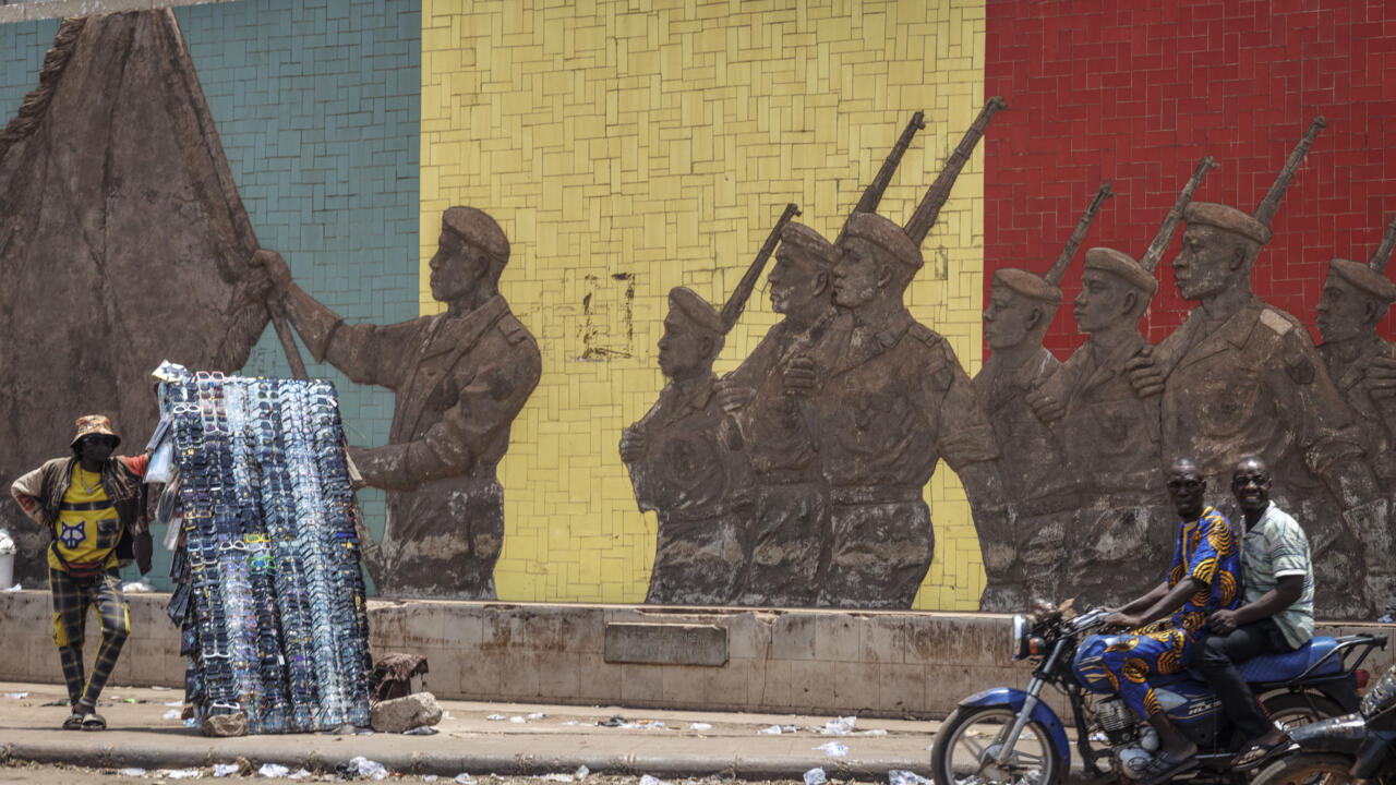 Mali: après la mort du ministre de la Défense, les populations inquiètes malgré un certain calme