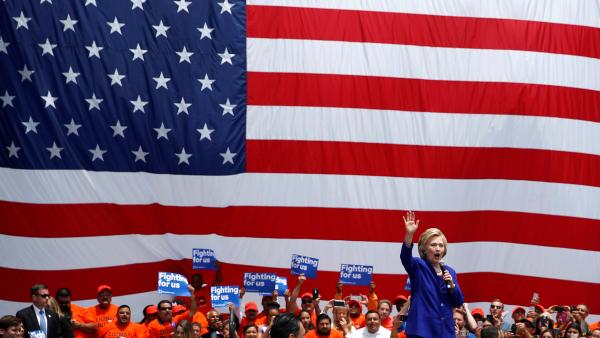 Primaires américaines: Hillary Clinton donnée gagnante, Sanders conteste