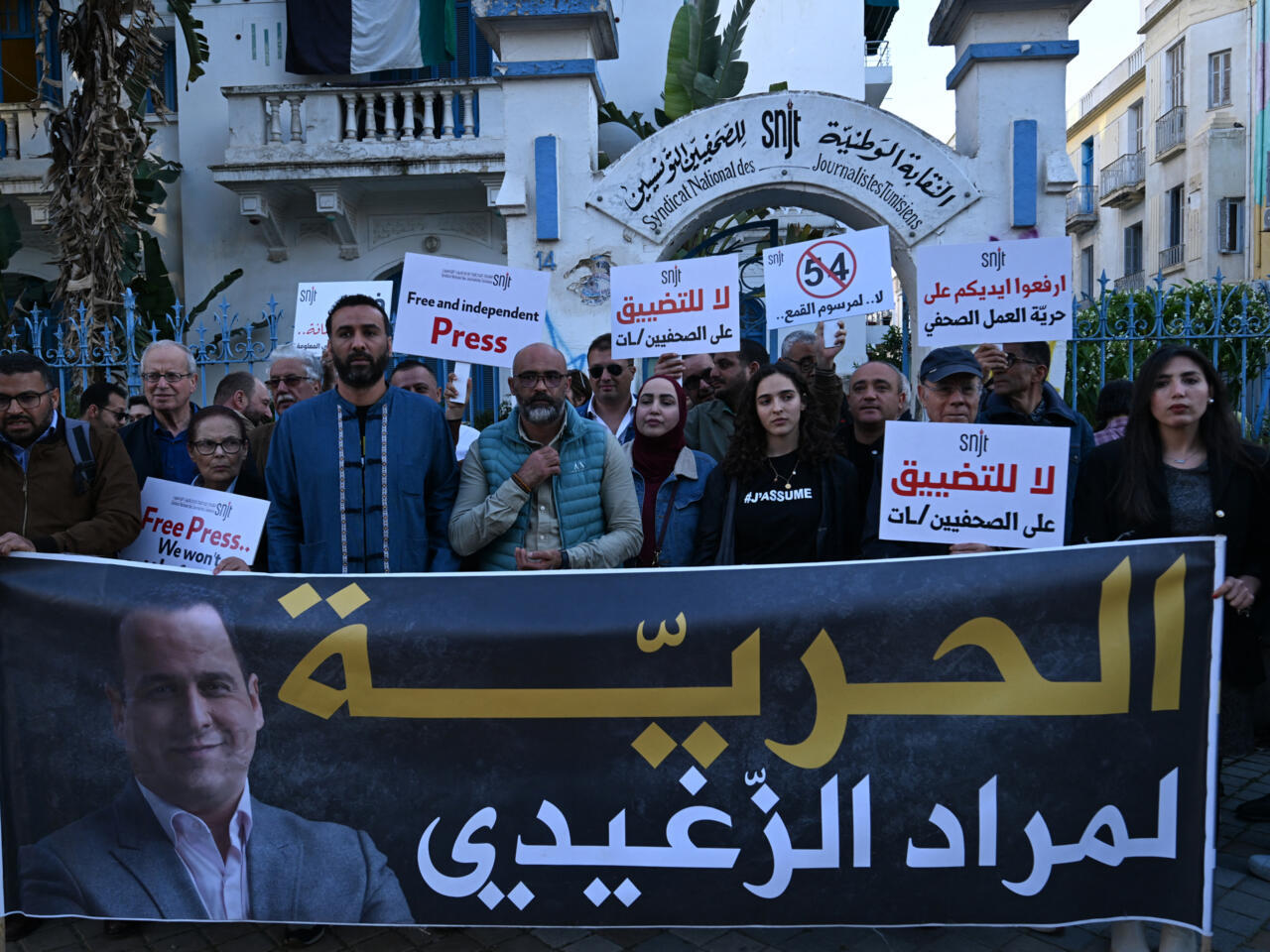 Journalistes condamnés en Tunisie: la justice confirme leur peine de prison en appel