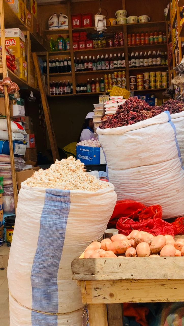 A Dakar, les vendeurs de produits naturels du marché Castors étouffés par les taxes et la pénurie (REPORTAGE)