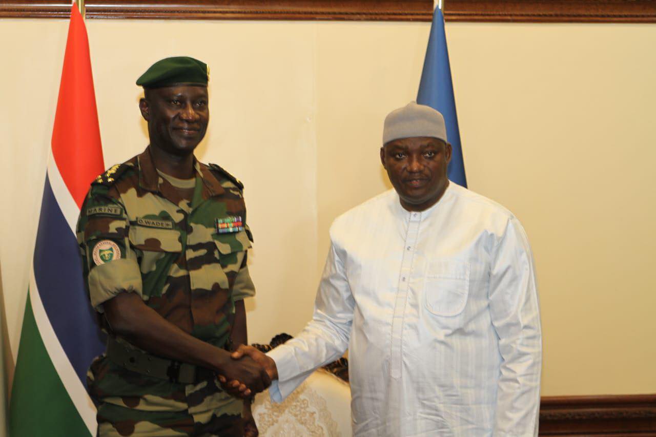 Adama Barrow reçoit le CEMGA Oumar Wade : renforcement des liens entre la Gambie et le Sénégal au coeur des échanges