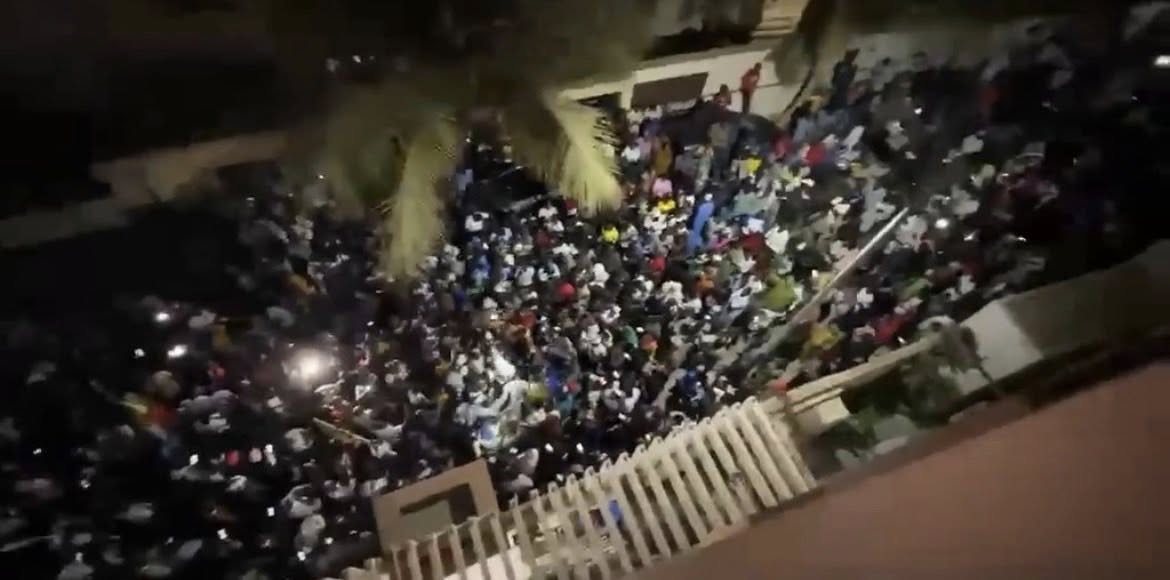Limogeage d’Ousmane Sonko : une foule immense se mobilise à la Cité Keur Gorgui pour lui apporter son soutien