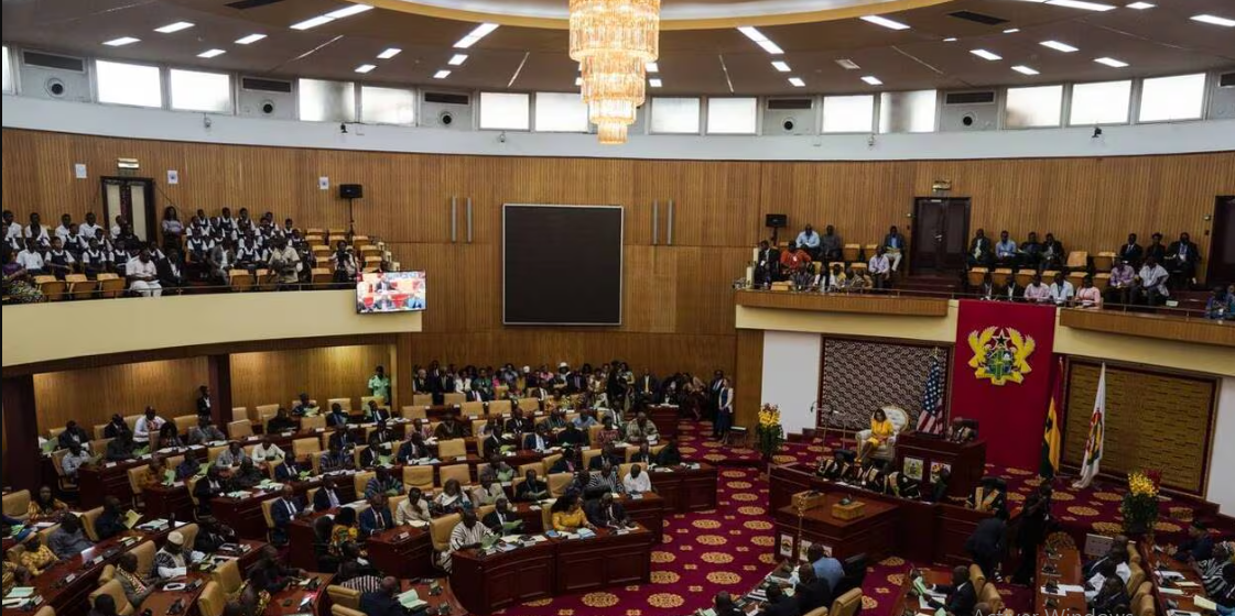Ghana: le Parlement adopte une loi anti-LGBT+ parmi les plus répressives d'Afrique